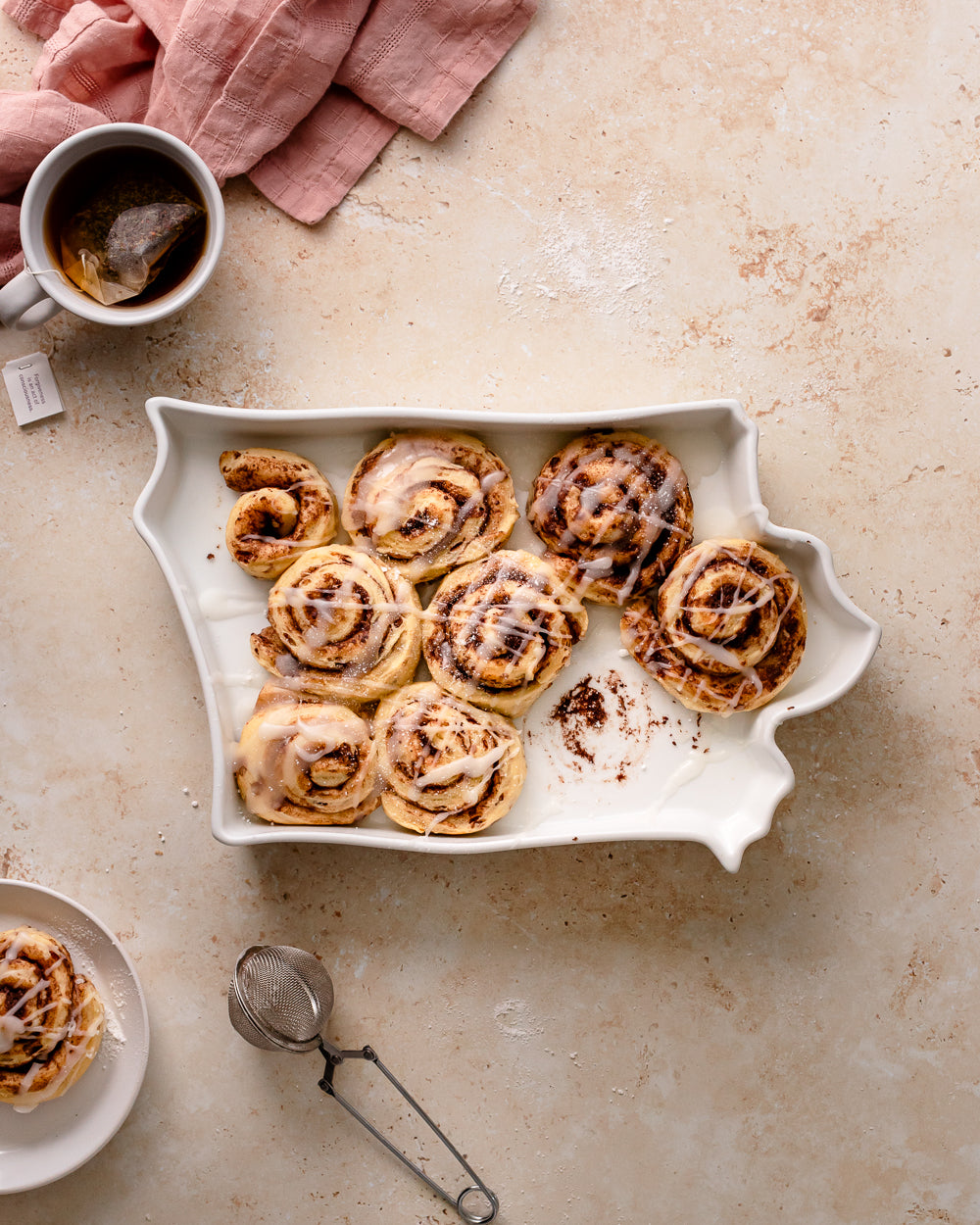 Iowa State Plate with cIowa State Plate cinnamon rolls. Iowa baking dish. Iowa dessert dish. Iowa Pie plate. IA pie plate. IA bakeware. IA gift. Iowa gift. Iowa kitchen gift. Iowa cooking gift.