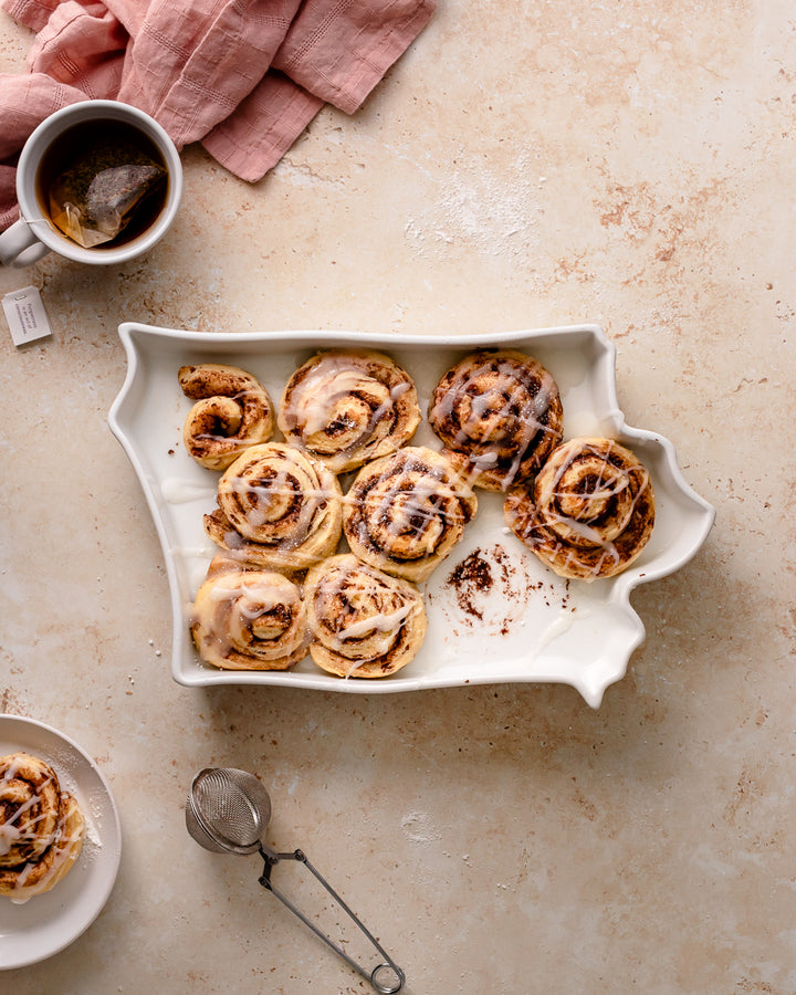 Iowa State Plate with cIowa State Plate cinnamon rolls. Iowa baking dish. Iowa dessert dish. Iowa Pie plate. IA pie plate. IA bakeware. IA gift. Iowa gift. Iowa kitchen gift. Iowa cooking gift.