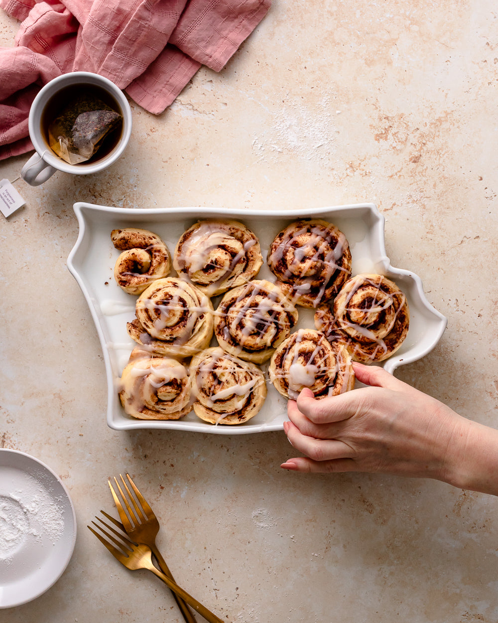 Iowa State Plate with cIowa State Plate cinnamon rolls. Iowa baking dish. Iowa dessert dish. Iowa Pie plate. IA pie plate. IA bakeware. IA gift. Iowa gift. Iowa kitchen gift. Iowa cooking gift.