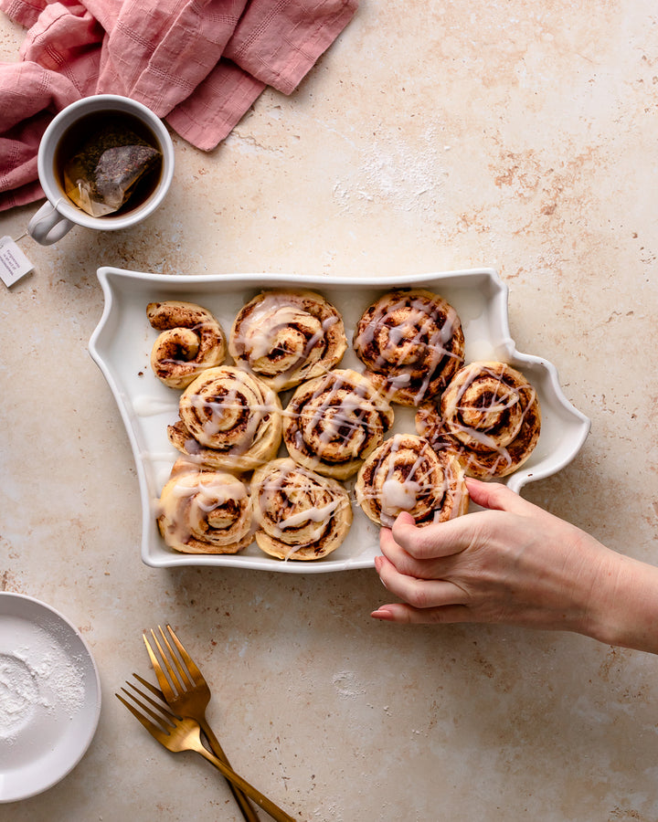 Iowa State Plate with cIowa State Plate cinnamon rolls. Iowa baking dish. Iowa dessert dish. Iowa Pie plate. IA pie plate. IA bakeware. IA gift. Iowa gift. Iowa kitchen gift. Iowa cooking gift.