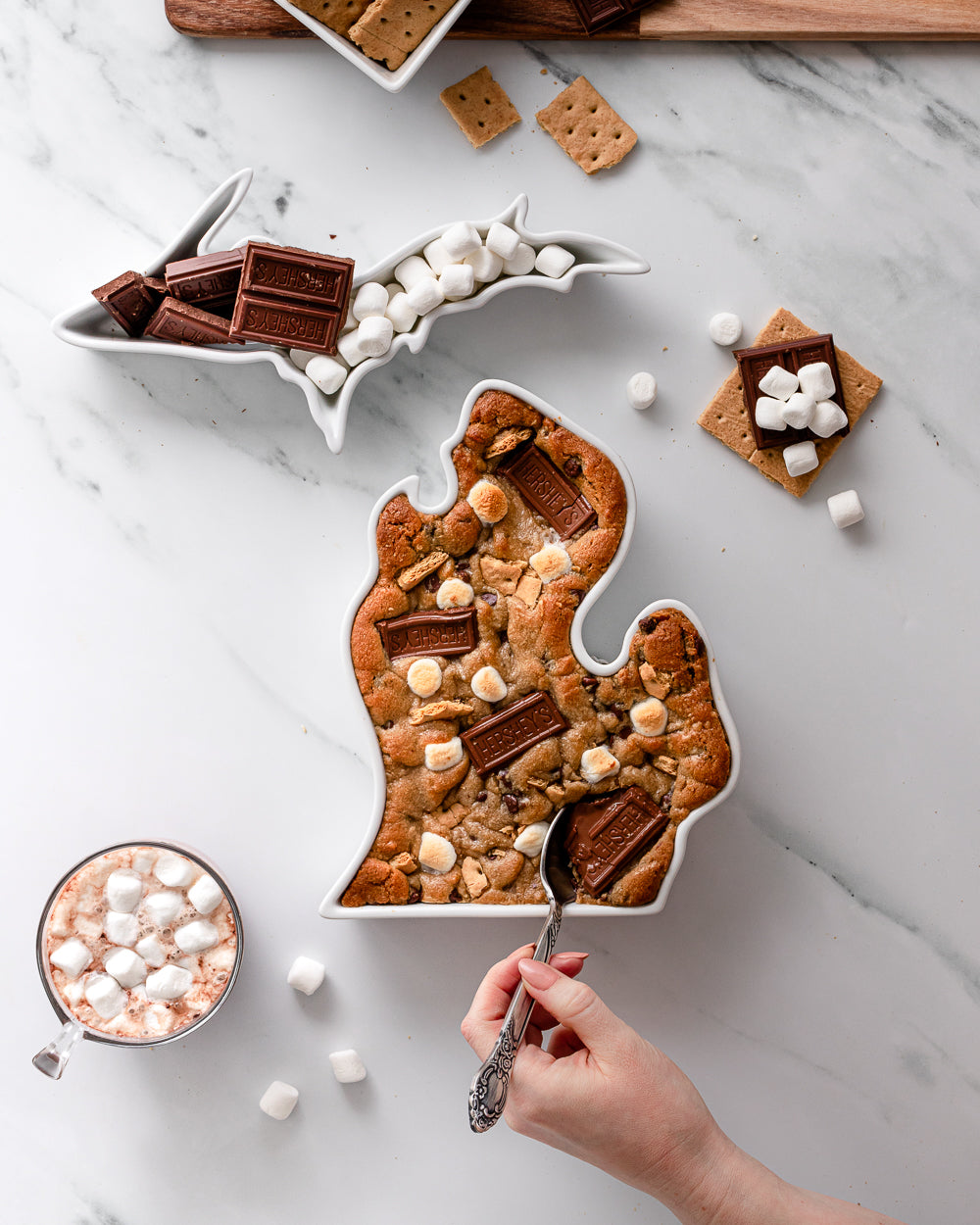 Michigan State Plate dish baked with s'mores dessert. Michigan State Plate safe for cooking, baking, food. Michigan dessert dish. Michigan baking dish. MI dessert tray. MI dessert dish. MI kitchen gift. Michigan kitchen gift. Michigan baking gift. MI baking gift.