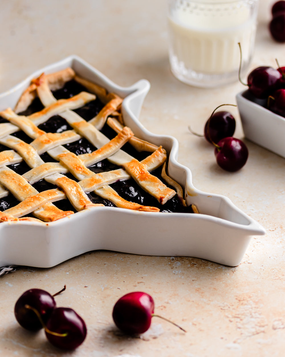 Minnesota State Plate cherry pie, shown up close, unique silhouette. Minnesota State Plate for baking, cooking, food. Minnesota pie plate. Minnesota pie dish. Minnesota baking dish. Minnesota dessert dish. Minnesota recipe. Minnesota cooking gift. MN baking gift. MN pie plate.