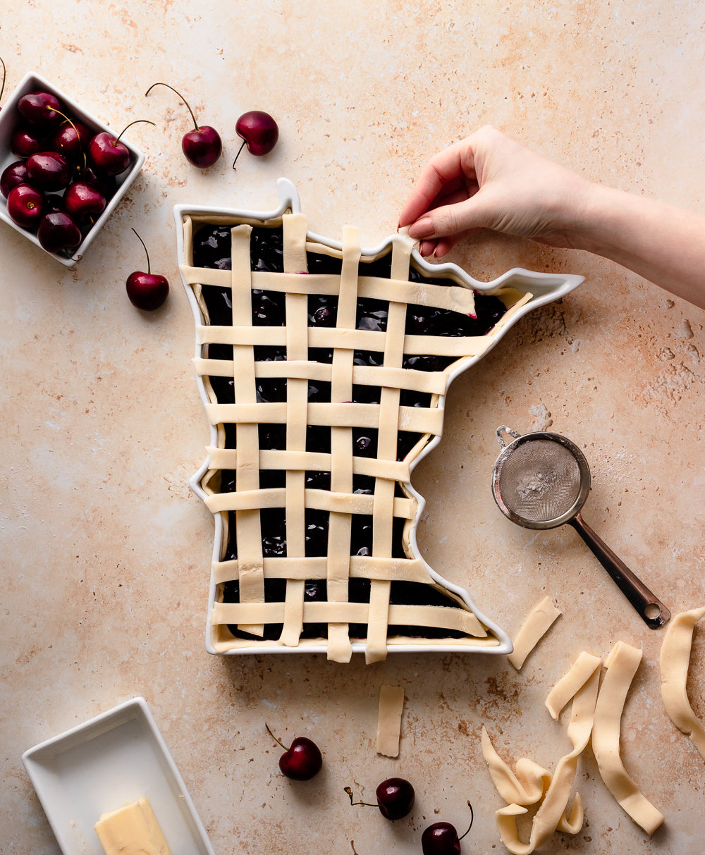 Minnesota State Plate cherry pie. Minnesota State Plate for baking, cooking, food. Minnesota pie plate. Minnesota pie dish. Minnesota baking dish. Minnesota dessert dish. Minnesota recipe. Minnesota cooking gift. MN baking gift. MN pie plate.