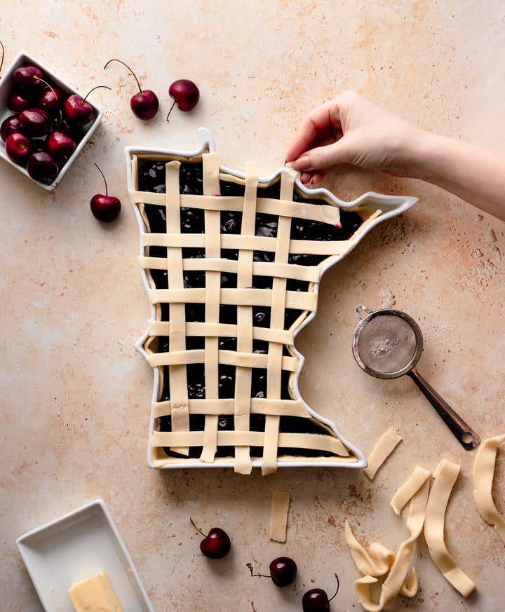 Minnesota State Plate cherry pie. Minnesota State Plate for baking, cooking, food. Minnesota pie plate. Minnesota pie dish. Minnesota baking dish. Minnesota dessert dish. Minnesota recipe. Minnesota cooking gift. MN baking gift. MN pie plate.
