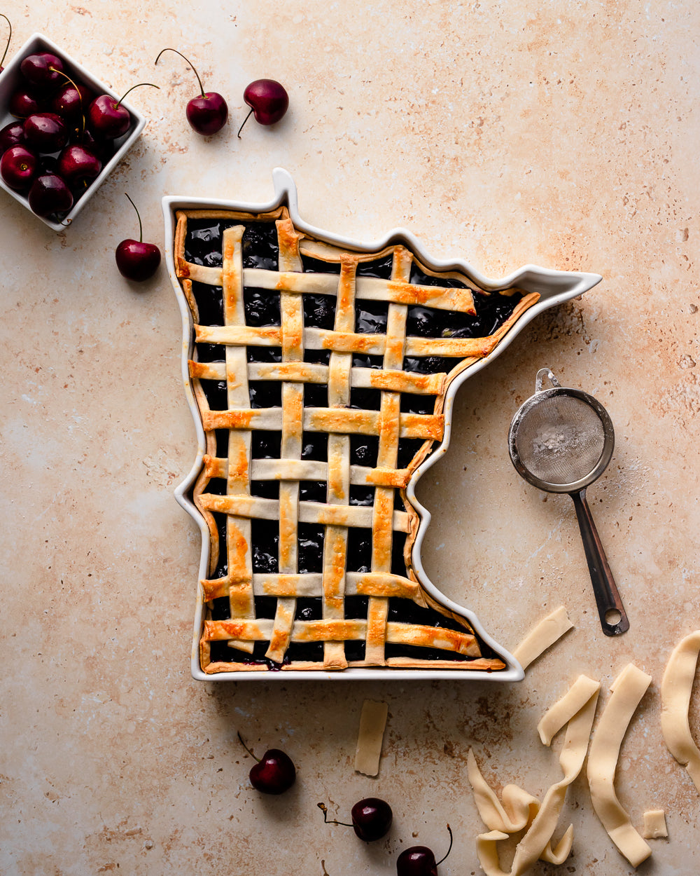 Minnesota State Plate cherry pie. Minnesota State Plate for baking, cooking, food. Minnesota pie plate. Minnesota pie dish. Minnesota baking dish. Minnesota dessert dish. Minnesota recipe. Minnesota cooking gift. MN baking gift. MN pie plate.