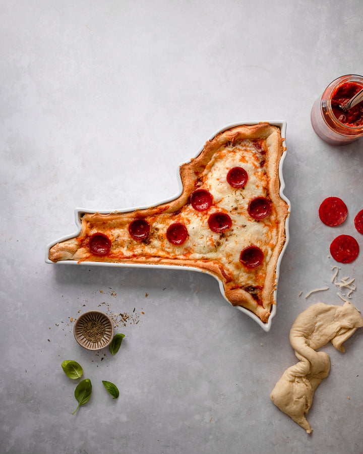 New York style pizza in NY State Plate. New York baking dish. New York pizza dish. New York bakware. NY bakeware. NY pizza tray. NY pizza gift. NY baking gift. NY ceramic gift.