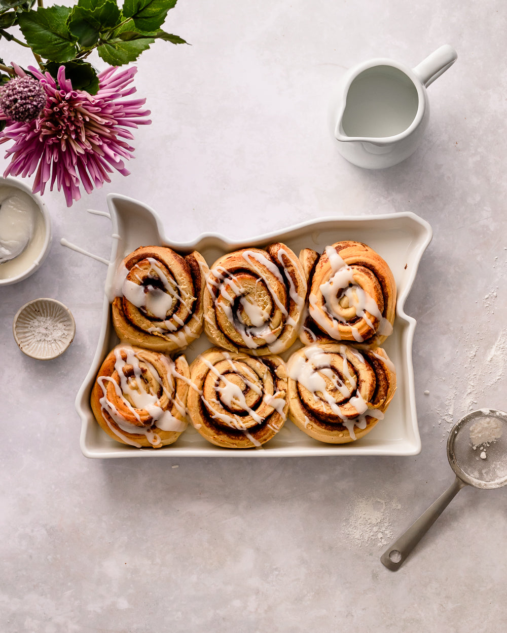 Oregon state plate in glossy white ceramic with cinnamon rolls. Oregon dessert dish. Oregon dessert plate. Oregon dessert bakeware. Oregon recipe dish. Oregon pie plate. OR pie plate. OR dessert. OR baking gift. OR cooking gift. Oregon gift.