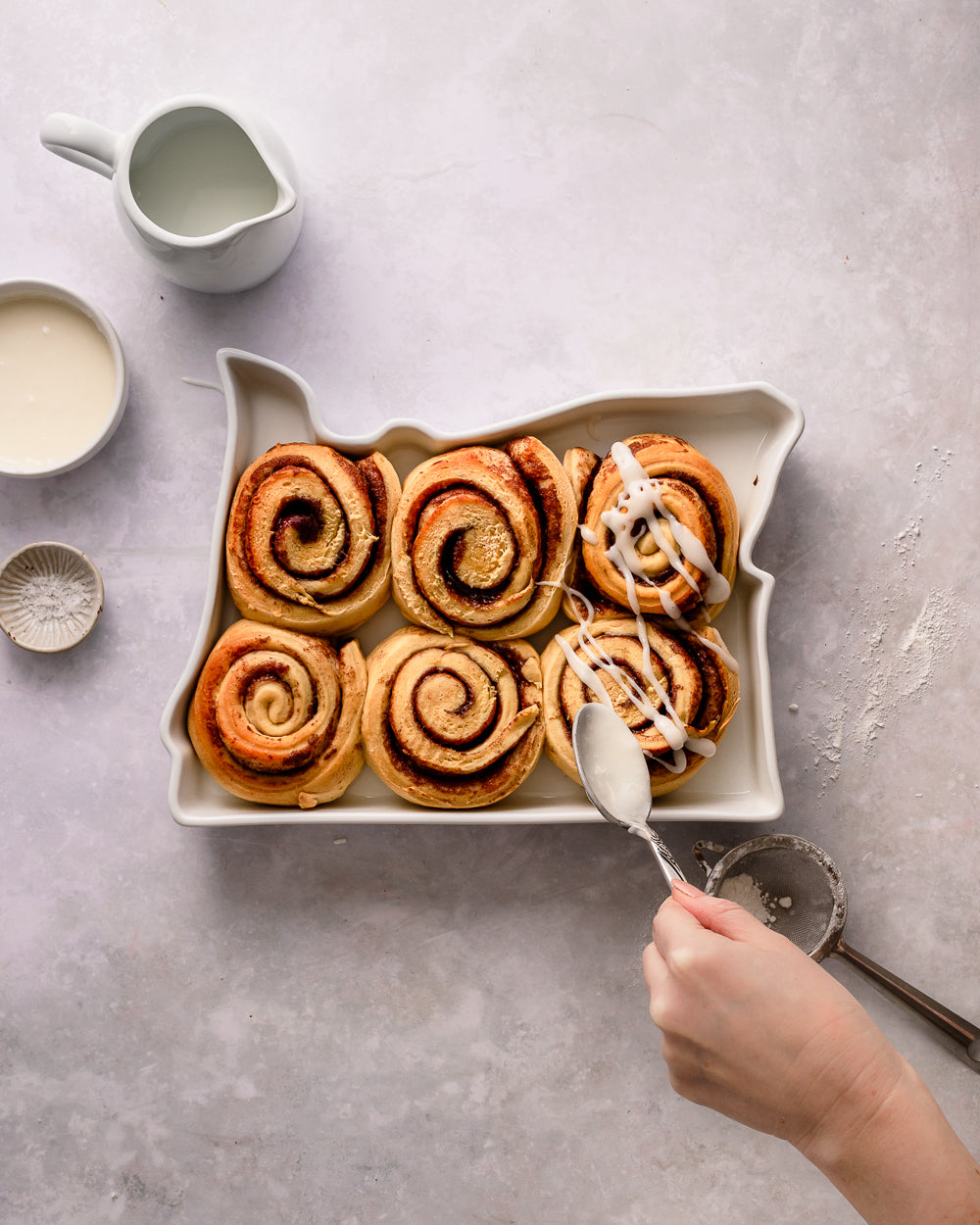 Oregon state plate in glossy white ceramic with cinnamon rolls. Oregon dessert dish. Oregon dessert plate. Oregon dessert bakeware. Oregon recipe dish. Oregon pie plate. OR pie plate. OR dessert. OR baking gift. OR cooking gift. Oregon gift.
