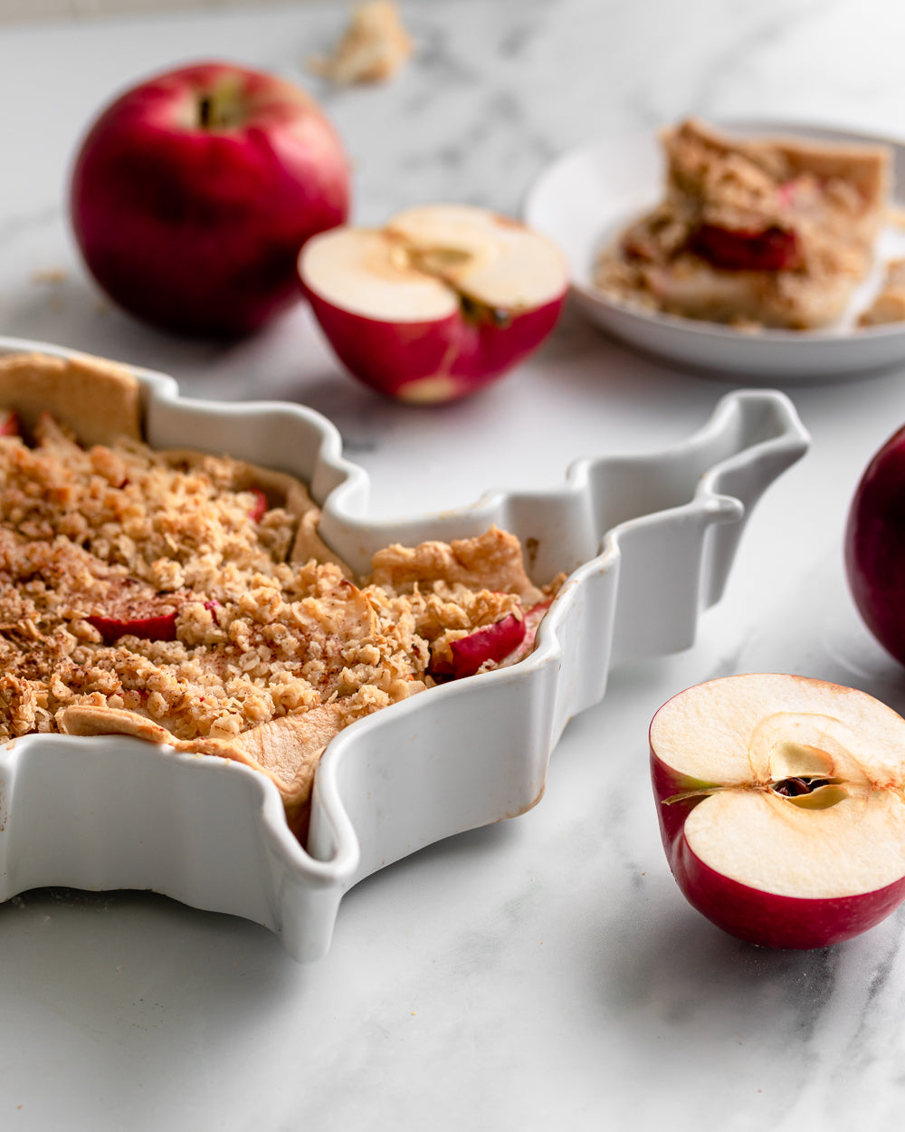 USA world plate with apple cobler. USA plate dessert. USA dessert tray. USA bakeware for dessert. United States of america baking dish. Ceramic USA tray. Ceramic USA bakeware. USA cooking gift. USA baking gift. USA kitchen gift. Shown up close to show outside, unique silhouette.
