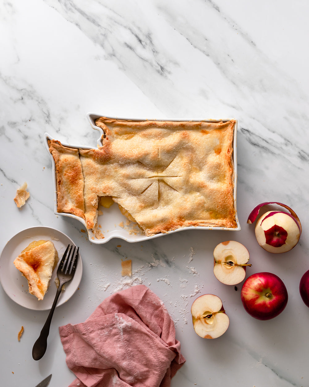 Washington state plate shown with apple pie. baked dessert state plate. wahsington state plate baked. WA pie plate. Washington pie plate. WA dessert plate. Washington dessert plate. WA dessert recipe. WA baking gift. WA cooking gift. WA kitchen gift.