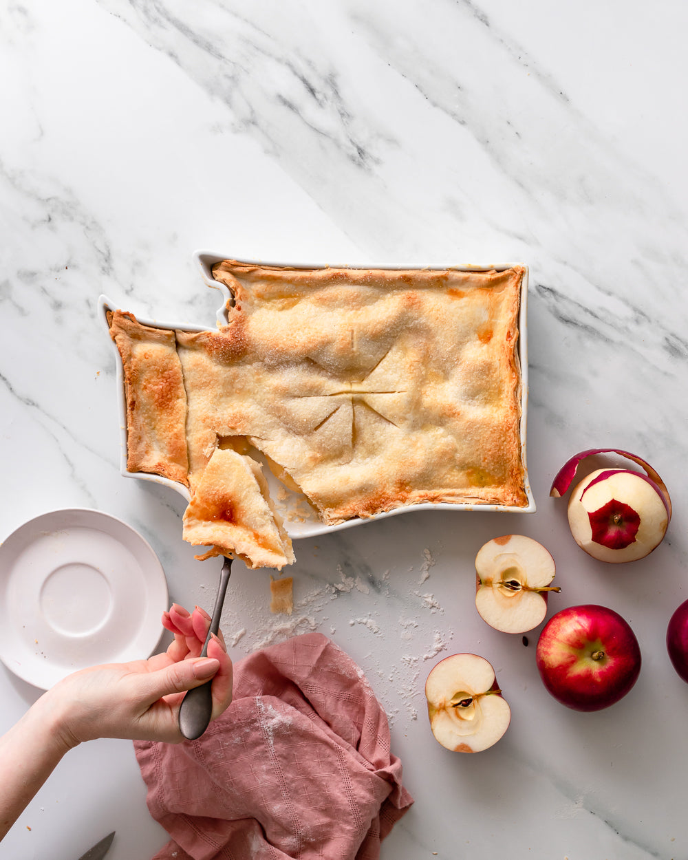 Washington state plate shown with apple pie. baked dessert state plate. wahsington state plate baked. WA pie plate. Washington pie plate. WA dessert plate. Washington dessert plate. WA dessert recipe. WA baking gift. WA cooking gift. WA kitchen gift.