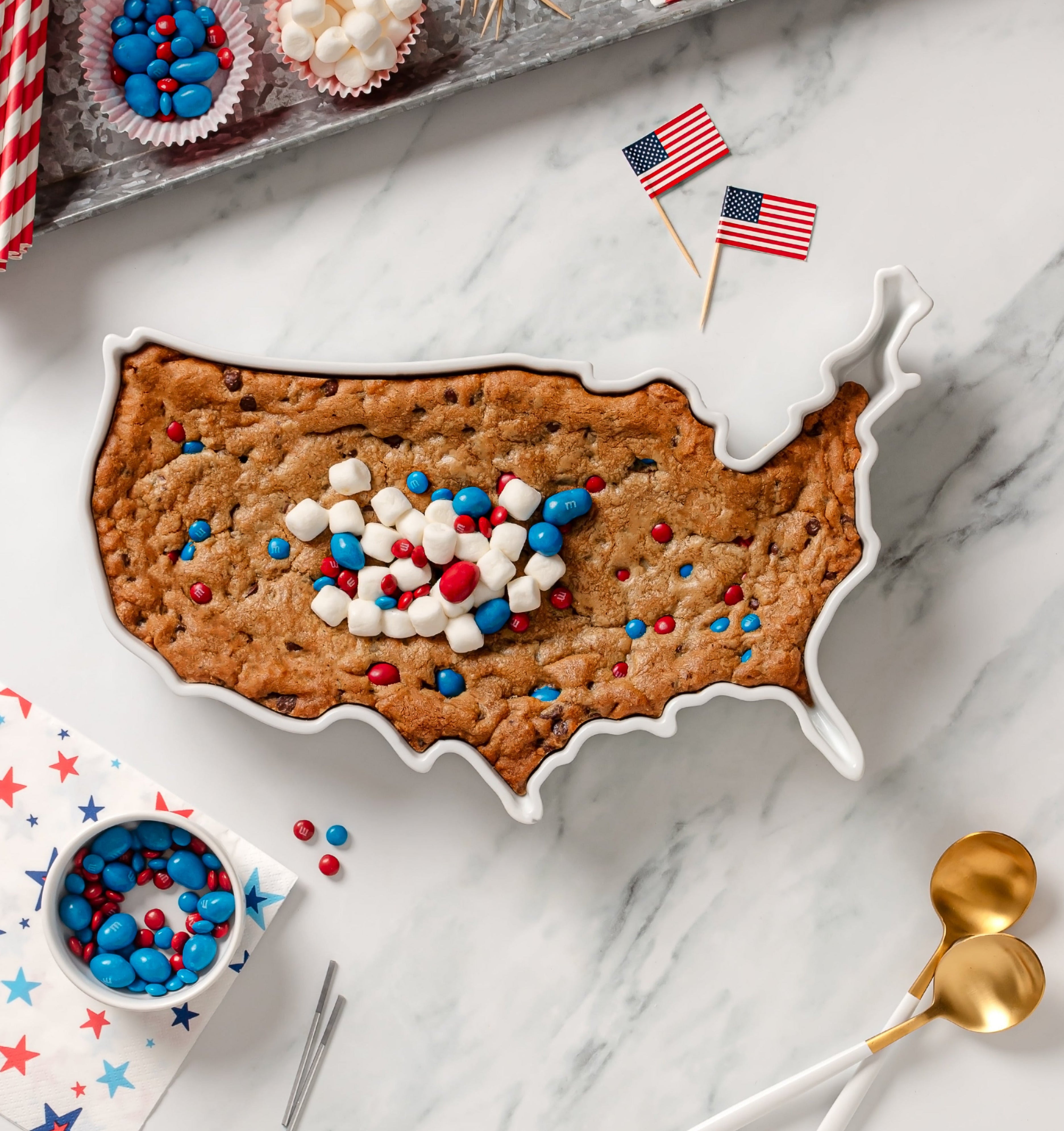 USA world plate for serving dishes in the shape of the US. celebrate america's 250th birthday. fourth of july serving dish.