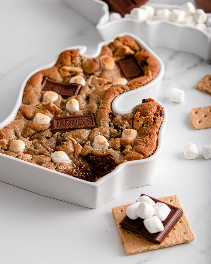Michigan State Plate dish baked with s'mores dessert. Michigan State Plate safe for cooking, baking, food. Michigan dessert dish. Michigan baking dish. MI dessert tray. MI dessert dish. MI kitchen gift. Michigan kitchen gift. Michigan baking gift. MI baking gift. 