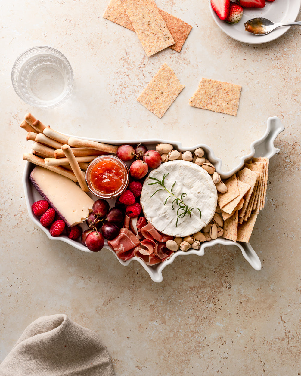 USA world plate with with appetizers. USA charcuterie board. USA charcuterie tray. USA meat and cheese board. USA tray appetizer. USA plate dessert. USA dessert tray. USA bakeware for dessert. United States of america baking dish. Ceramic USA tray. Ceramic USA bakeware. USA cooking gift. USA baking gift. USA kitchen gift.