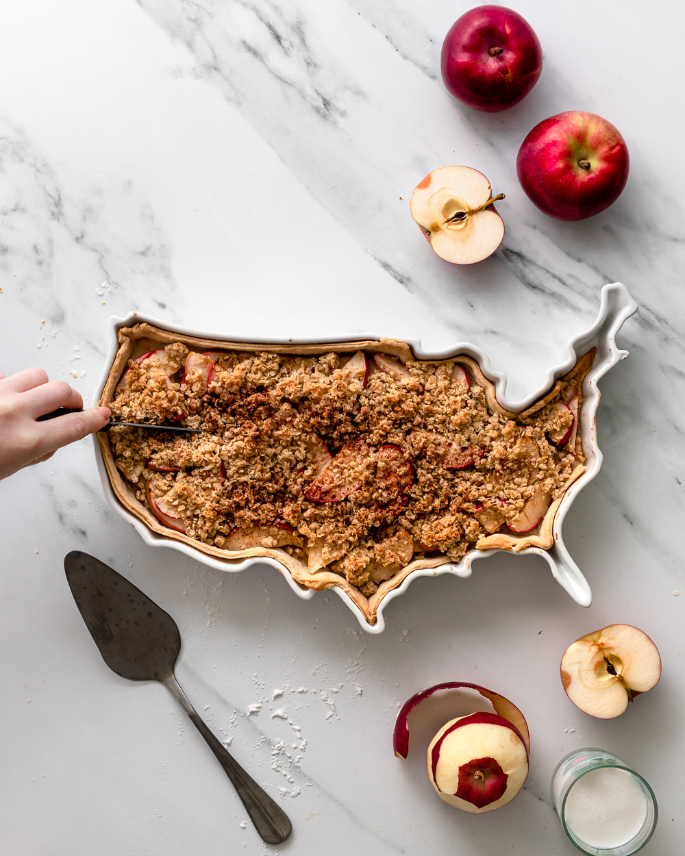 USA world plate with apple cobler. USA plate dessert. USA dessert tray. USA bakeware for dessert. United States of america baking dish. Ceramic USA tray. Ceramic USA bakeware. USA cooking gift. USA baking gift. USA kitchen gift.