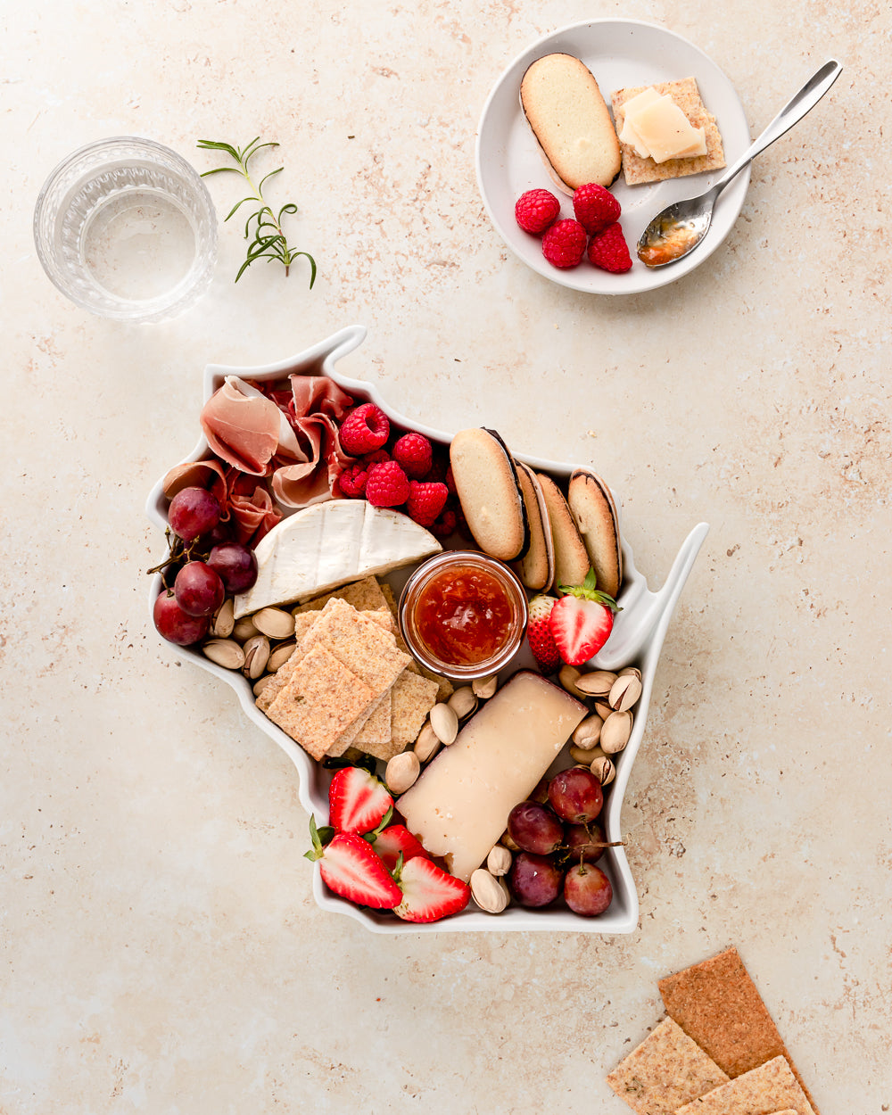 Wisconsin state plate charcuterie board. Wisconsin state plate cheese board. WI charcuterie board. WI meat and cheese board. WI meat and cheese tray. WI meat and cheese plate. WI appetizer tray. WI kitchen gift. WI baking gift. WI cooking gift.